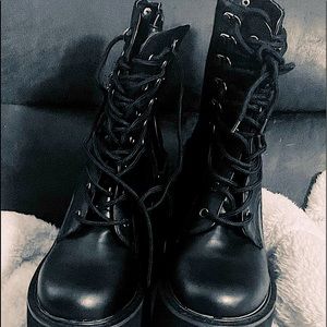 Demonia Size 6 boots